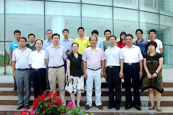 校長劉建林(前排左起五)看望赴疆畢業(yè)生